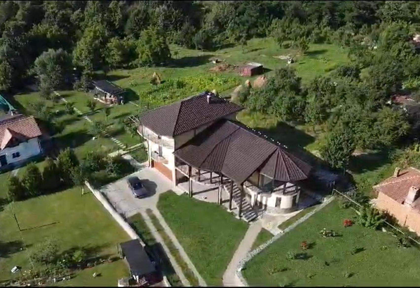 Apartament La Vila Curtea De Arges Bagian luar foto